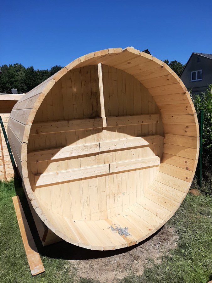 Innenansicht mit den Sitzbänken der Sauna
