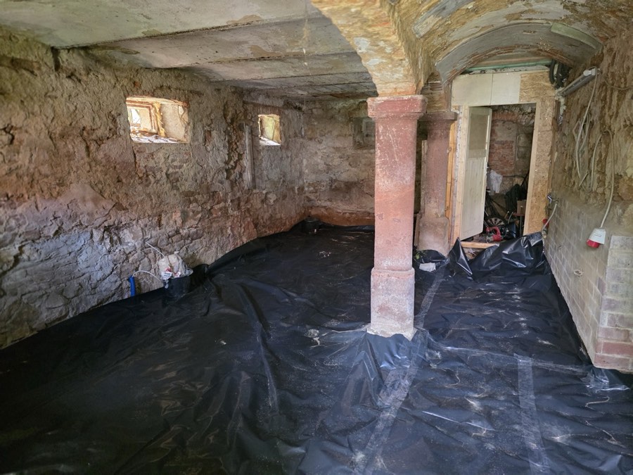Innenansicht des Kuhstalls beim Rückbau